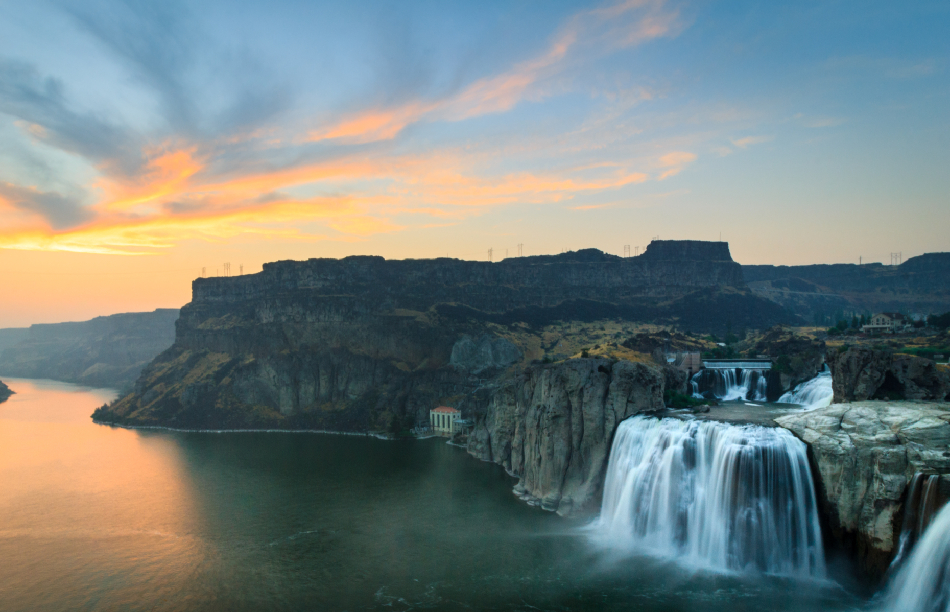 <p class="p1"><span>Nicknamed “The Niagara of the West,” at <a href="https://visitidaho.org/things-to-do/natural-attractions/shoshone-falls/" rel="noreferrer noopener"><span>212 feet tall and 900 feet wide</span></a>, Shoshone Falls is one of the biggest waterfalls in the U.S. (in fact it’s even bigger than Niagara Falls). Located on the Snake River in southern Idaho, this natural wonder is truly a sight to behold. </span></p>