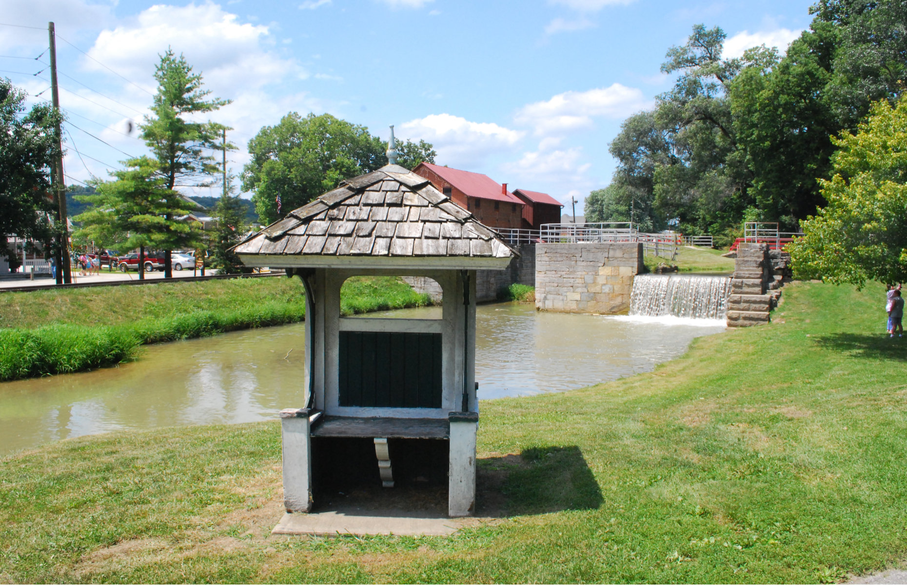 <p class="p1"><span>With a population of less than 200 people, <a href="https://www.metamoraindiana.com/index.php" rel="noreferrer noopener"><span>Metamora</span></a> is a secret to even some locals. This historic canal town, which dates back to 1838 and has a total area of just 0.3 square miles, is particularly beautiful during Christmastime, when the quaint shops and houses are covered in lights.</span></p>