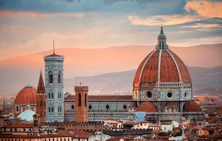 Click here for a list of the top 6 walking tours in Florence, Italy. For history buffs to food connoisseurs find the best tour for you.
