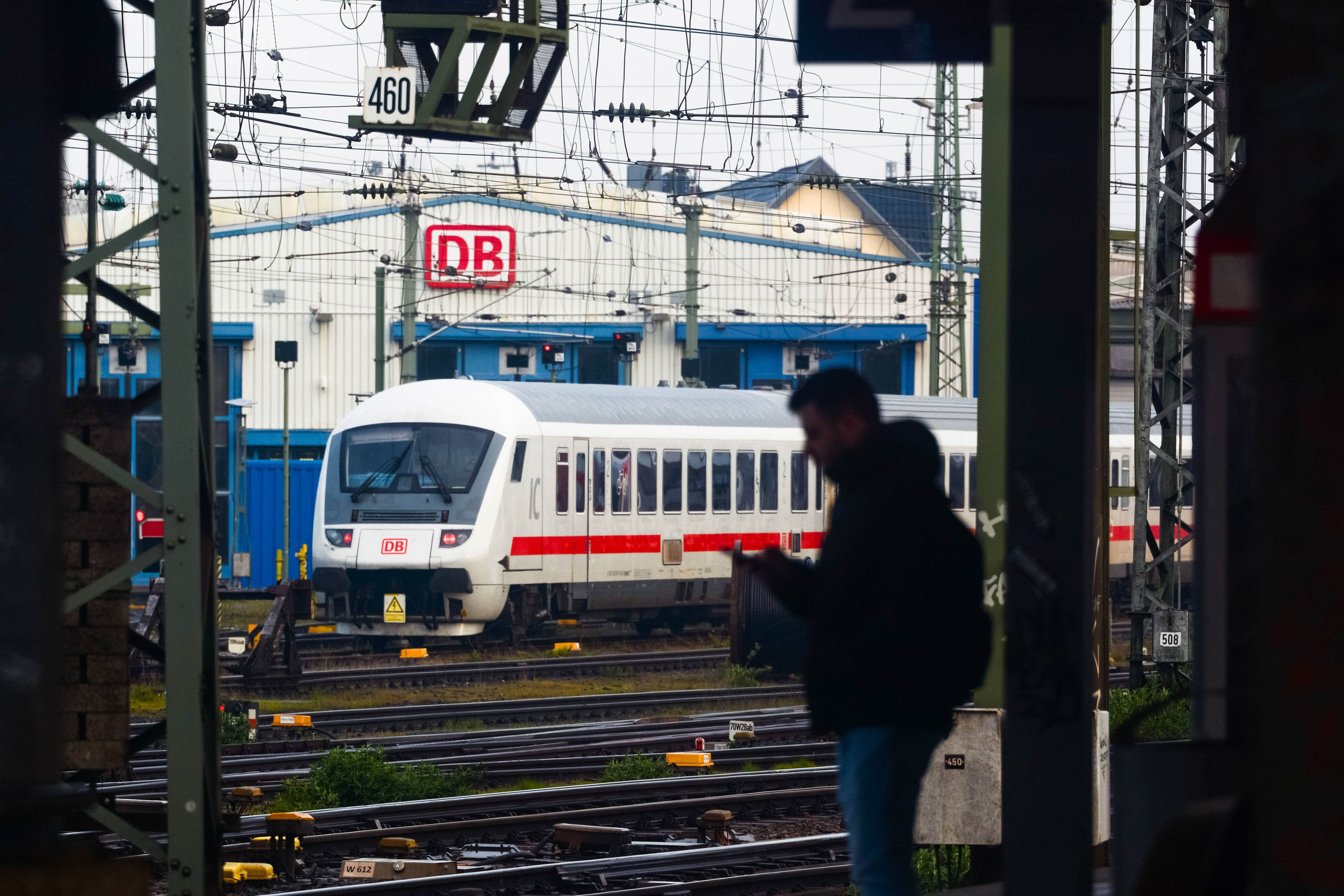 Tarifstreit Zwischen GDL Und Bahn: Gewerkschaft Stimmt Für Unbefristete ...