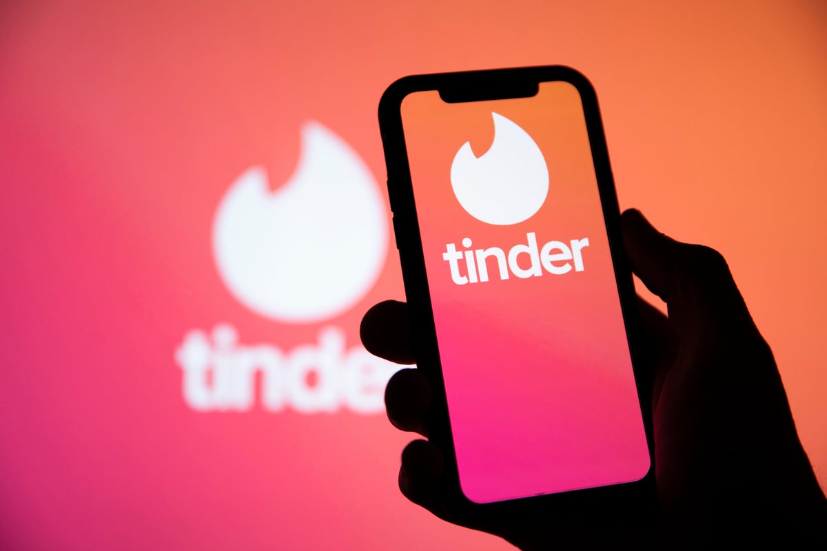 tinder adds 'share my date' safety feature to dating app