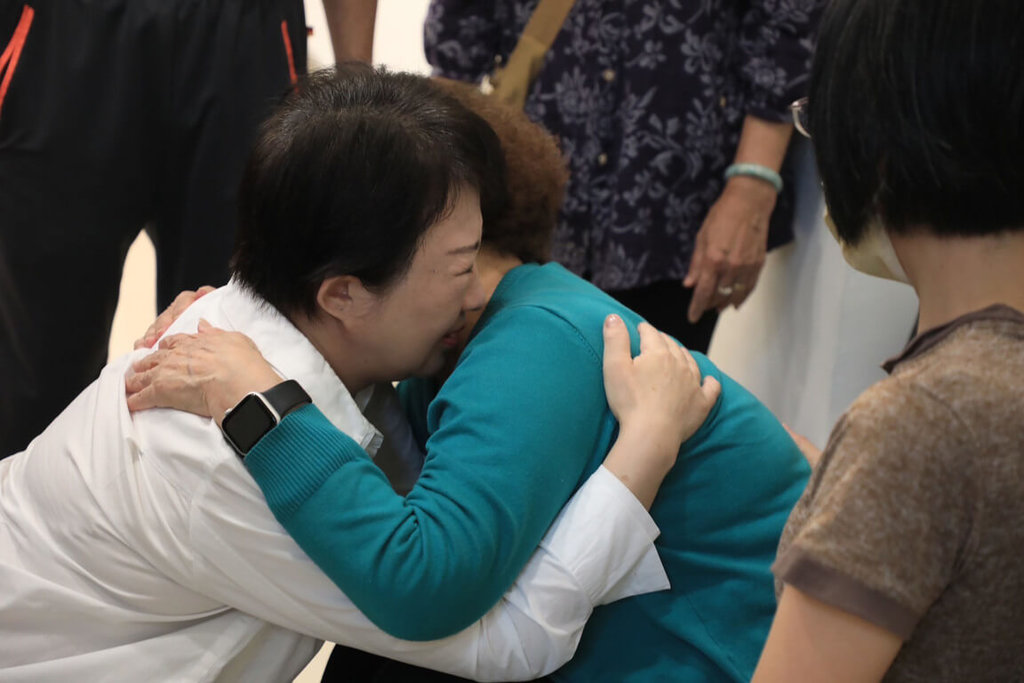 盧秀燕（左）12日南下嘉義市悼念在日前台中捷運事故中不幸罹難的林淑雅，並擁抱家屬給予安慰。   圖：台中市政府提供