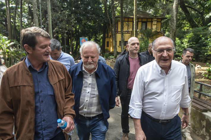 Alckmin caminhou ao lado de Stedile na feira Foto: TABA BENEDICTO
