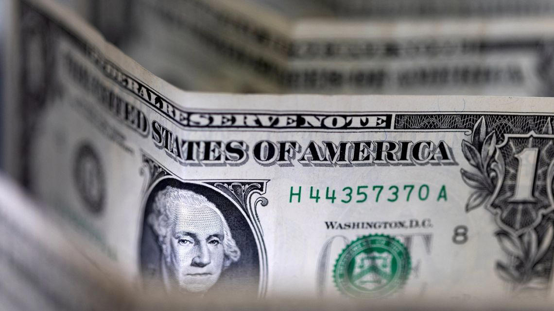 el dólar blue se disparó al alza y alcanzó un nuevo récord en el cierre de este 18 de junio