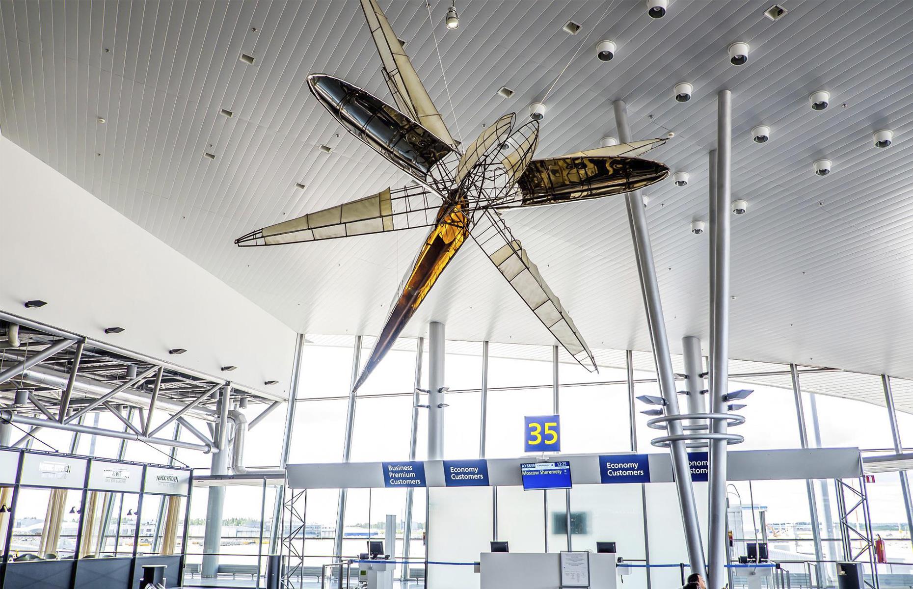 Numerous artworks and sculptures are dotted throughout the airport, meaning there’s always something interesting to look at. The dragonfly sculpture 'Concorde', by the talented artist Stefan Lindfors, can be found in the south pier for long-haul flights.
