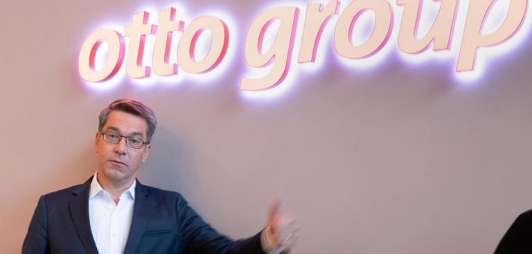 Alexander Birken, Vorstandsvorsitzender der Otto Group, blickt auf schlechtere Zahlen dpa