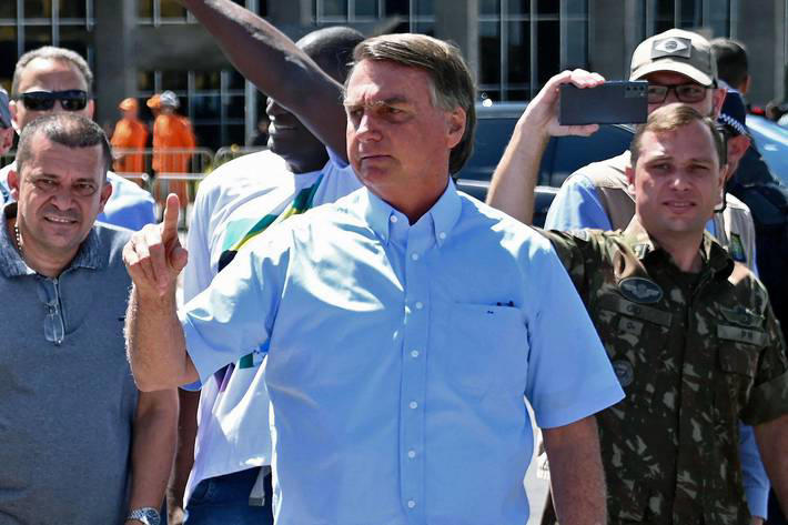 Mauro Cid (à direita), trabalhava como um "faz-tudo" de Jair Bolsonaro Foto: Evaristo Sá/AFP 01/05/2022