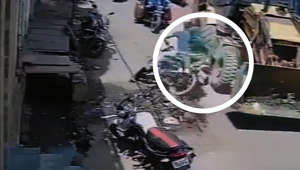 Une femme tombe d'une moto et échappe de peu à un bulldozer