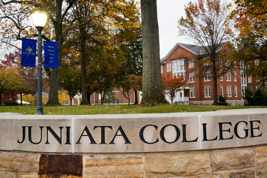 Juniata College recreates historical ‘book move’ to celebrate new library