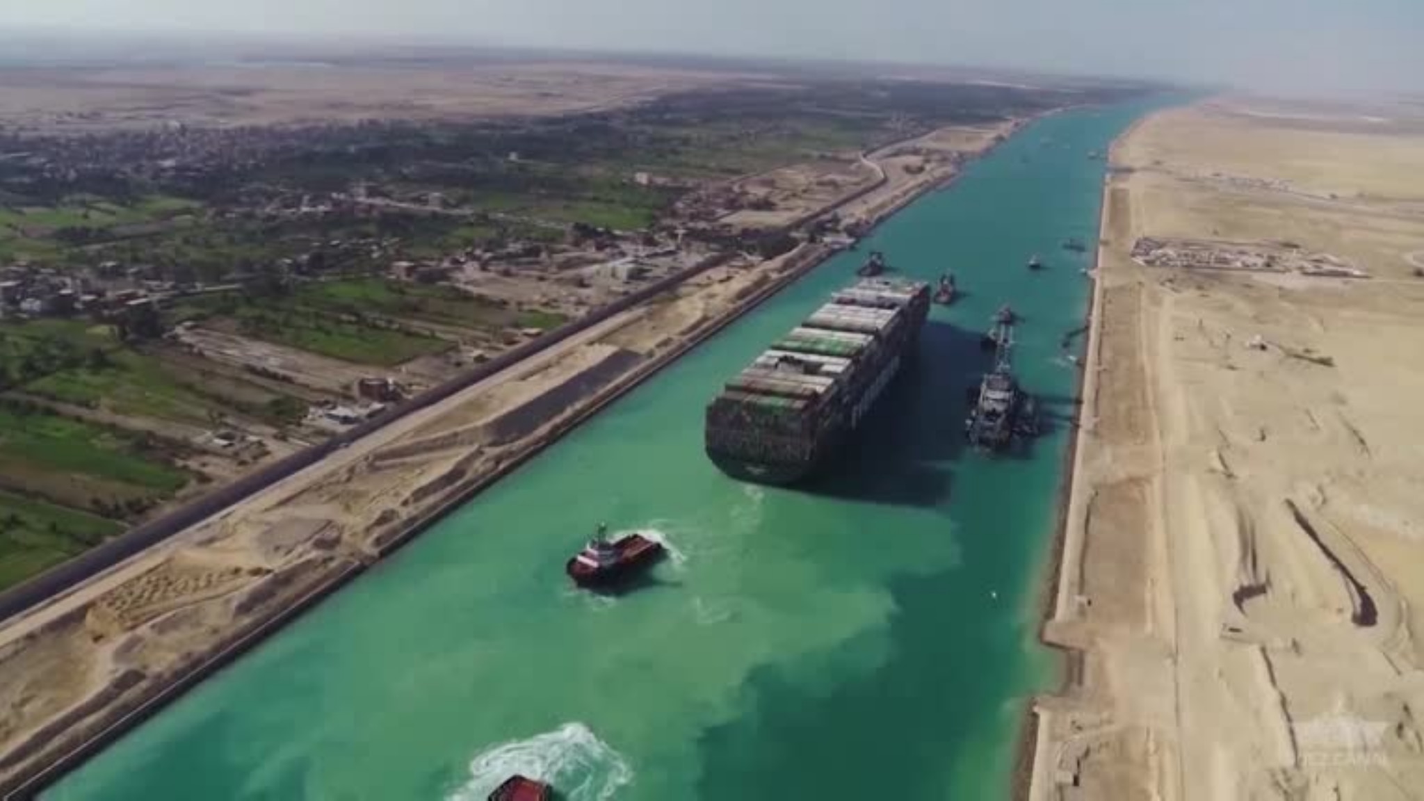 una nave porta container si incaglia nel canale di suez: liberata dai rimorchiatori