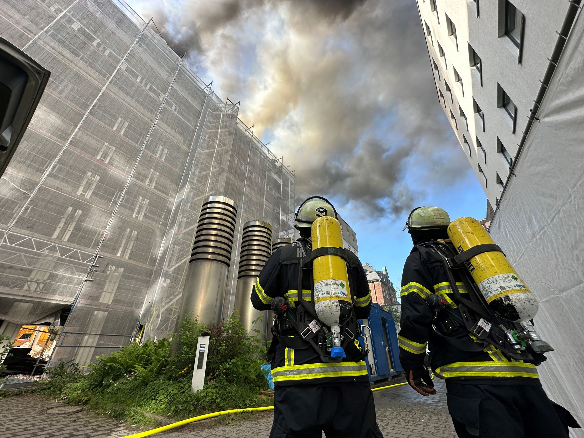dachstuhl in brand: hotels in hamburger innenstadt evakuiert