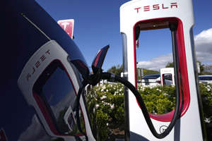Teslas supercharger-ladestationer kan på bare et kvarter lade en Tesla-elbil op til at kunne køre 320 kilometer. Nu giver elbilgiganten Ford adgang til at bruge netværket af lynopladerne. (Arkivfoto).
