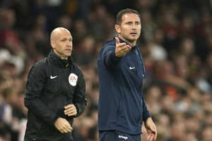 Chelseas midlertidige cheftræner, Frank Lampard, gestikulerer under 1-4-nederlaget til Manchester United.