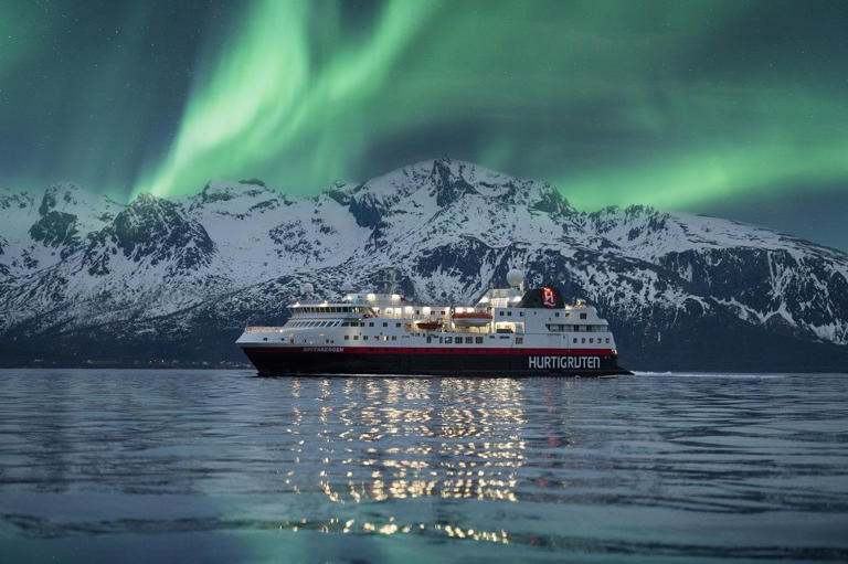 The ultimate guide to taking a Northern Lights cruise