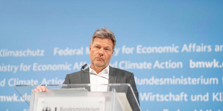 Für Wirtschaft und Klimaschutz in Deutschland zuständig: Grünen-Politiker Robert Habeck IMAGO/Chris Emil Janßen