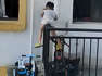 Kleiner Junge klettert auf Balkongeländer – filmender Nachbar reagiert sehr spät