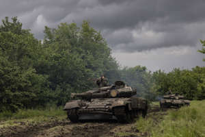 Ukrainian soldiers from the 1st Tank Battalion practice maneuvers. (Heidi Levine for The Washington Post)