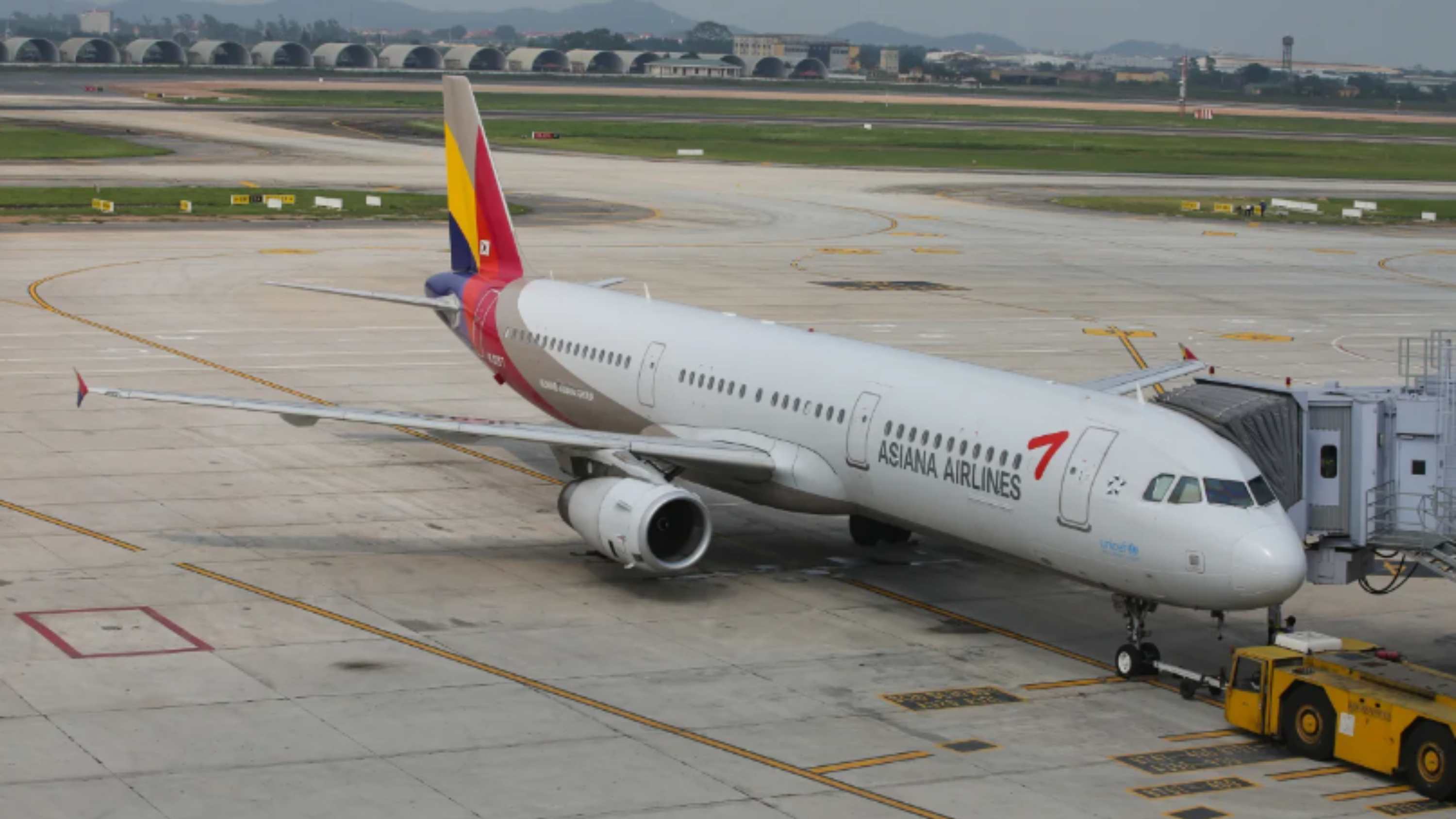 asiana airlines suspende la venta de algunos asientos en salidas de emergencia tras el incidente de la puerta del avión