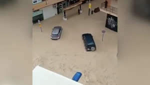 La fuerza del agua arrastró decenas de coches y provocó inundaciones