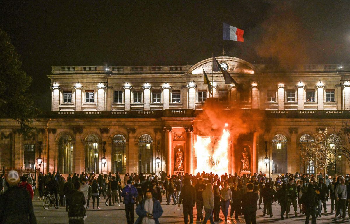 Bordeaux : « On va cramer la mairie »… Cinq hommes jugés pour l ...