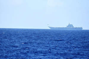 Porte-avions chinois Shandong, au-dessus des eaux de l'océan Pacifique, au sud de la préfecture d'Okinawa, au Japon, le 15 avril 2023