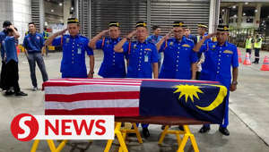 The remains of Malaysia Everest (ME2023) climber Lieutenant Colonel Awang Askandar Ampuan Yaacub arrived at the Kuala Lumpur International Airport (KLIA) at 7.30am on Saturday (May 27).The body of the Kedah Civil Defence (APM) director had been flown into Malaysia on Malaysia Airlines flight MH115, which left Kathmandu, Nepal at 11.30pm Friday (May 26).Read more at https://bit.ly/3qg6EYPWATCH MORE: https://thestartv.com/c/newsSUBSCRIBE: https://cutt.ly/TheStarLIKE: https://fb.com/TheStarOnline