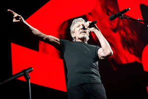 Under en konsert i Berlin satte Roger Waters på sig en lång skinnrock, liknande dem som SS-officerare bar under andra världskriget, med röd armbindel med korsade hammare på. Arkivbild.