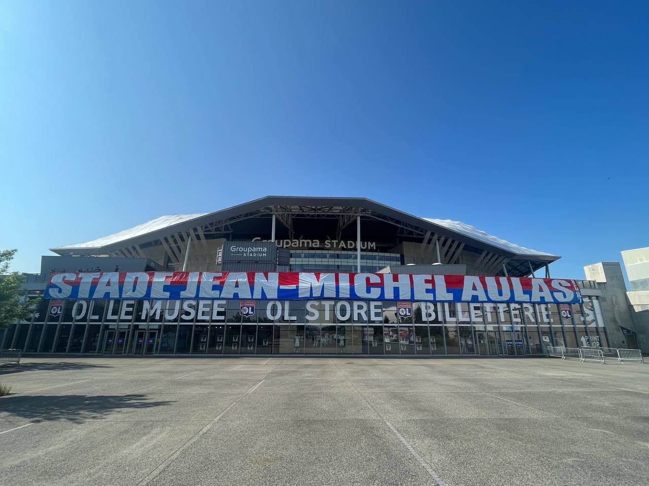 ol: une banderole déployée au groupama stadium pour la journée d'hommage à jean-michel aulas