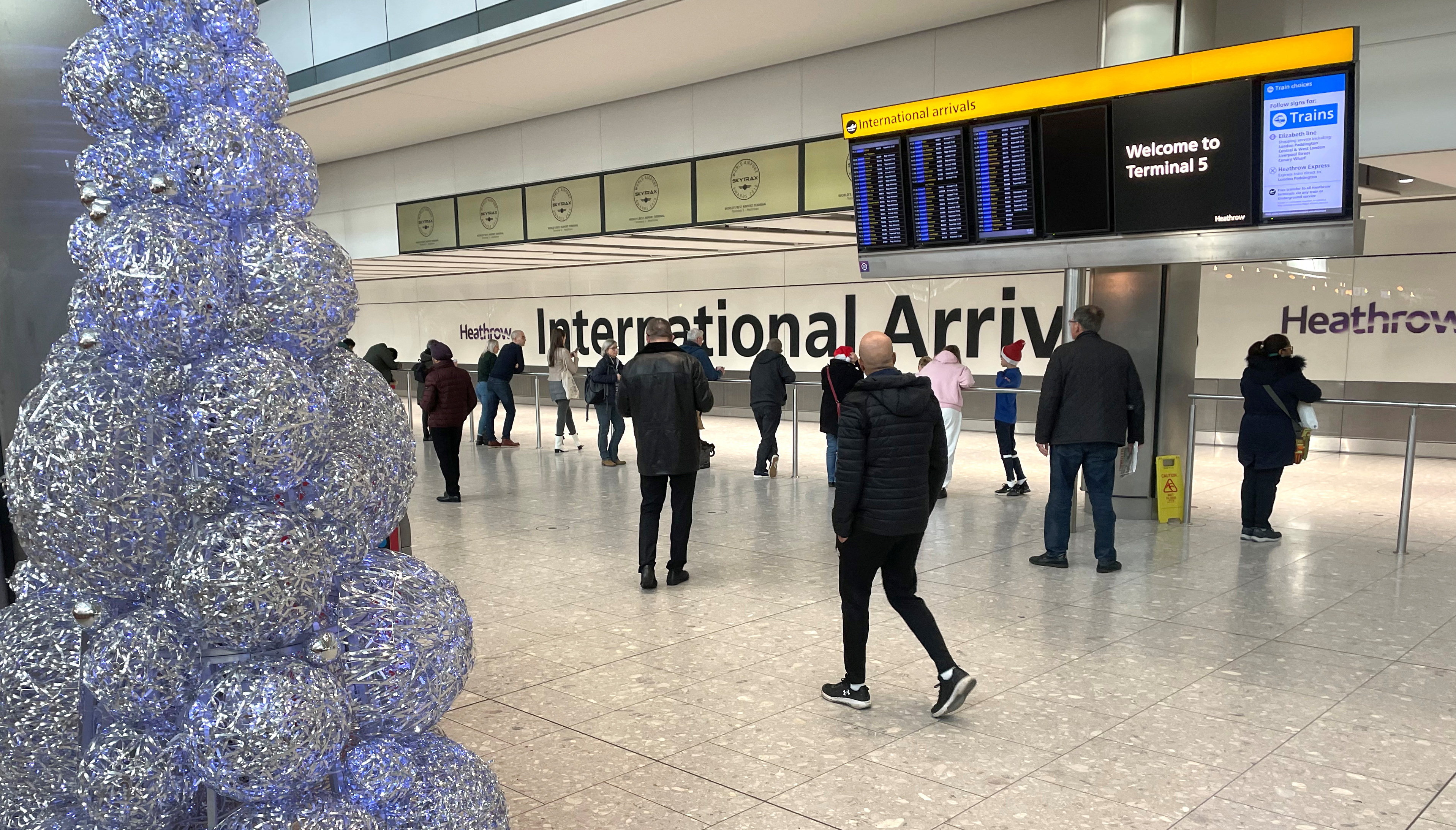 royaume-uni : un bug informatique provoque d'importants retards dans les aéroports