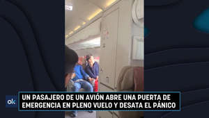Un pasajero de un avión abre una puerta de emergencia en pleno vuelo y desata el pánico