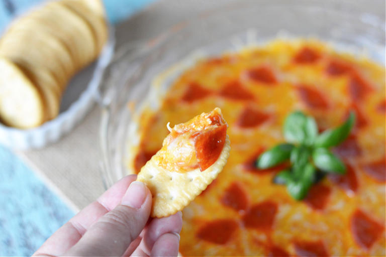 You’ll Love this Cheesy Pepperoni Pizza Dip Recipe
