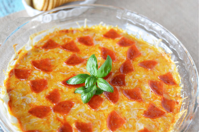 You’ll Love this Cheesy Pepperoni Pizza Dip Recipe
