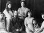 Nicolas II (1868-1918), tsar (1894-1917), entouré de sa famille : La duchesse Olga, la duchesse Marie, la grande duchesse Anastasia, le tsarévitch Alexis, la grande duchesse Tatiana et son épouse la tsarine.