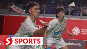 National men’s doubles pair Man Wei Chong-Tee Kai Wun battled valiantly to end Malaysia's barren run at home but they faltered against South Koreans Kang Min-hyuk-Seo Seung-jae at the Malaysia Masters final at Axiata Arena in Kuala Lumpur on Sunday (May 28).The South Koreans proved to be the steadier pair at the end to secure a 21-15, 22-24, 21-19 win in 80 minutes.Read more at https://shorturl.at/gEKNVWATCH MORE: https://thestartv.com/c/newsSUBSCRIBE: https://cutt.ly/TheStarLIKE: https://fb.com/TheStarOnline