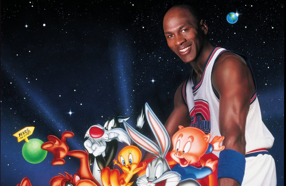 Michael Jordan es conocido como el mejor jugador de baloncesto de todos los tiempos. Jugó 15 temporadas en la NBA, ganando seis campeonatos con los Chicago Bulls. En 1996, la estrella del baloncesto consiguió su primer papel en una película interpretándose a sí mismo en 'Space Jam'. La película fue un éxito de taquilla, pues recaudó más de 250 millones de dólares en todo el mundo y se convirtió en la película de baloncesto más famosa en la historia del cine.