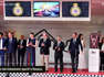 Charlene de Monaco en longue robe fendue et multicolore au GP de Monaco, elle charme avec un maquillage léger