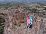 Dünyanın en büyük doğal gökdelenine Recep Tayyip Erdoğan posteri asıldı