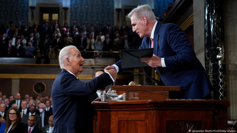 El presidente Joe Biden estrecha la mano del republicano Kevin McCarthy. (Archivo: 07.02.2023)