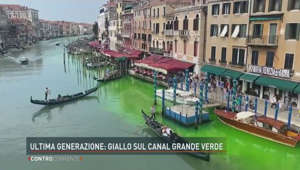 Questa mattina è comparsa una chiazza verde nelle acque del Canal Grande di Venezia: sarà forse opera degli attivisti di Ultima Generazione?