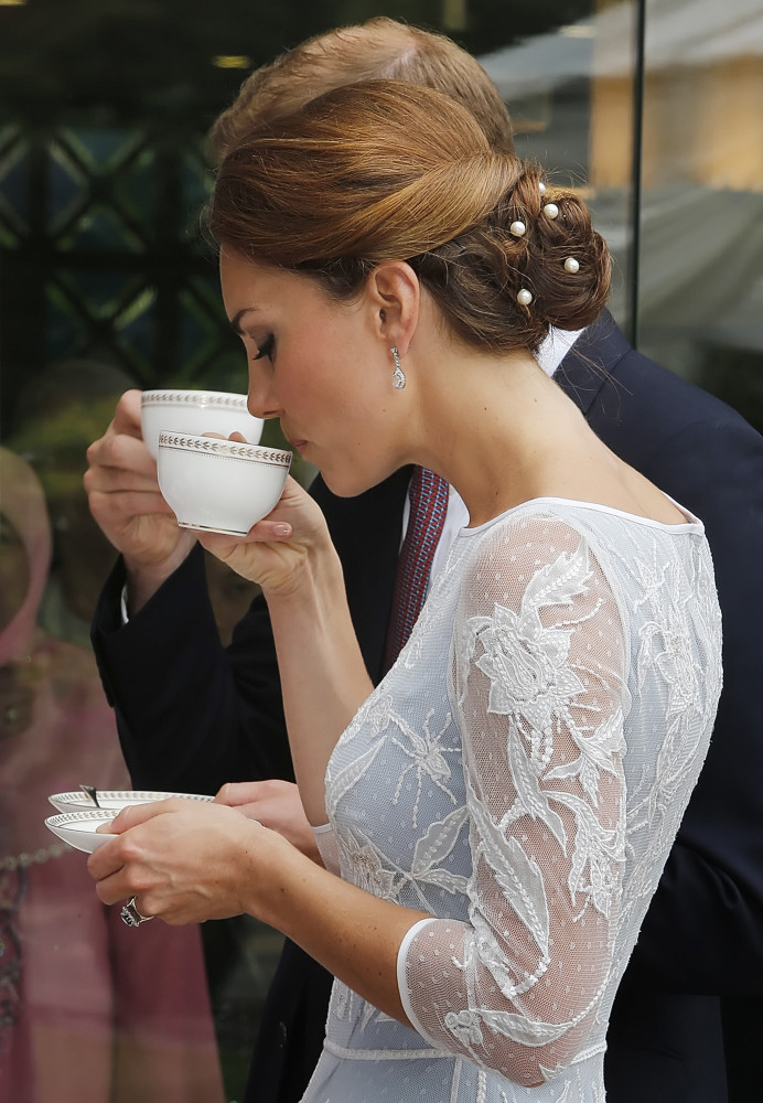 <p>No sabemos a ciencia cierta cómo bebe té Catalina, pero el protocolo de la casa real indica que esta bebida debe tomarse sujetando el asa por arriba con el índice y el pulgar y colocando el dedo corazón por debajo de la taza. El meñique, por su parte, debe quedar totalmente escondido dentro de la palma de la mano.</p>