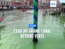 Un tronçon du Grand Canal de Venise a viré au vert fluorescent dimanche, ce qui a incité la police à mener une enquête en pleine spéculation sur une action de militants écologistes.