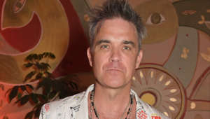 Robbie Williams diz que obsessão por OVNIs é influência da mãe ‘bruxa'