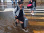 Varias personas cruzan una calle inundada en Castellón durante las lluvias torrenciales de la semana pasada.