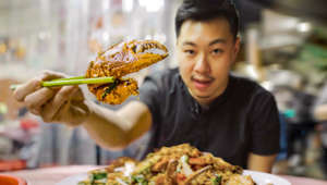 We Tried The Most Famous Street Seafood in Hong Kong