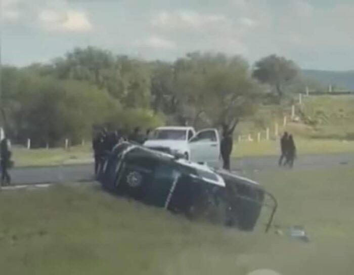 Policía de Nuevo León abate a 10 presuntos delincuentes en autopista