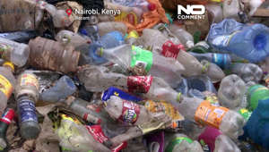 La gente rebusca en la basura y recoge plásticos en el vertedero de Dandora en Nairobi, Kenia. Por un kilo de plástico reciclable, los recolectores ganan 17 chelines, es decir, 0,17 dólares estadounidenses.