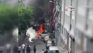 Beyoğlu'nda park halindeki araç alev alev yandı