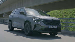The All-new Renault Espace E-Tech 200 ch in Grey schiste Driving Video