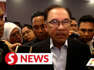 Prime Minister Datuk Seri Anwar Ibrahim said today that he is still waiting for the report on claims that some students are not paid an allowance while undergoing industrial training.Anwar said the Human Resource Ministry is currently scrutinising the report.He told reporters after officiating the Fikrah Siddiq Fadzil Seminar at Dewan Bahasa dan Pustaka (DBP), Kuala Lumpur on Tuesday (May 30). WATCH MORE: https://thestartv.com/c/newsSUBSCRIBE: https://cutt.ly/TheStarLIKE: https://fb.com/TheStarOnline