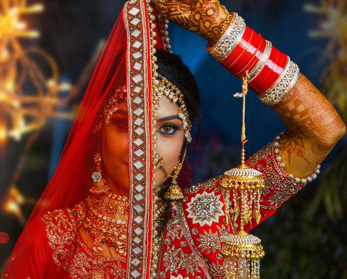 <p>Housewives in India are estimated to hold more than the reserves of the U.S., IMF, Switzerland, and Germany put together, with approximately $600 billion in gold owned by Indian housewives. </p>